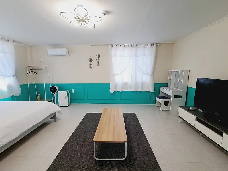 Beachfront Multi-Family House for Sale in Namhae, Gyeongsangnam-do — Three-Story Multi-Family House in the First Row at Songjeong Solbaram Beach photo 8