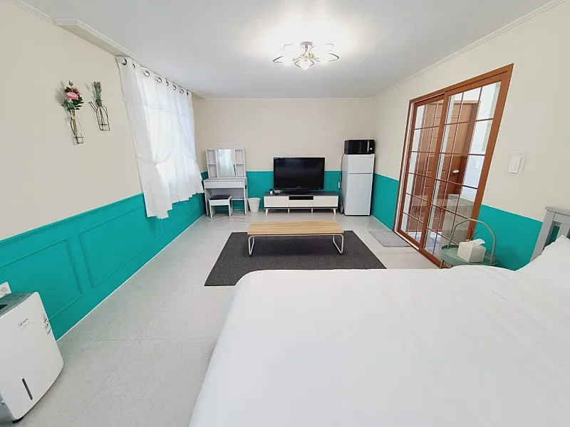 Beachfront Multi-Family House for Sale in Namhae, Gyeongsangnam-do — Three-Story Multi-Family House in the First Row at Songjeong Solbaram Beach photo 7