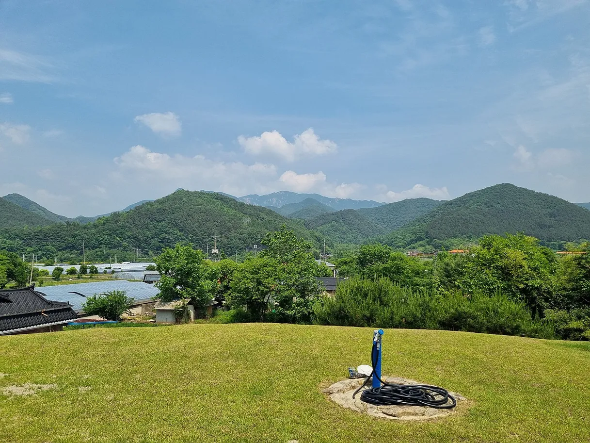 Country Home in Unju-myeon, Wanju, with a Beautiful View of Daedunsan Mountain photo 9