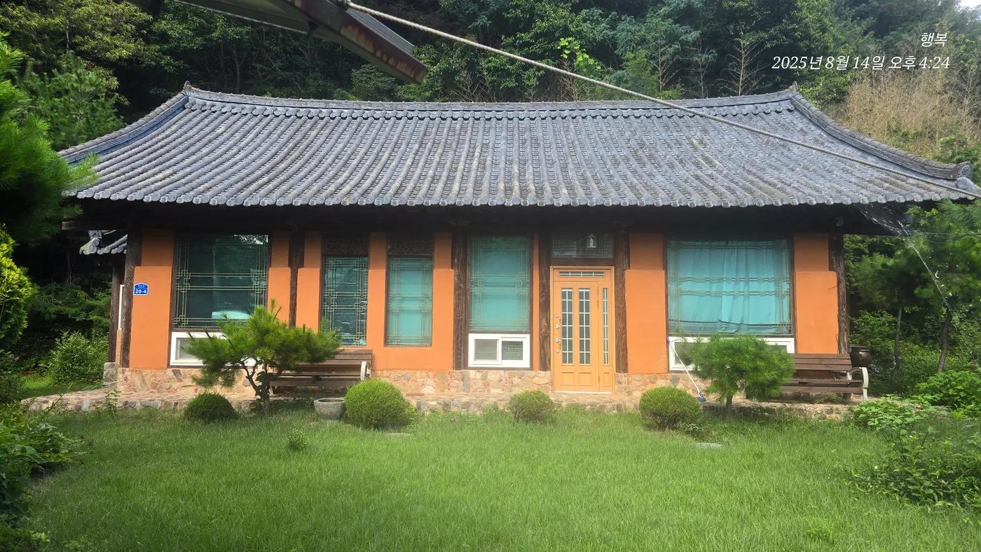 Hanok House on the Foothills in Daedeok-myeon, Damyang, with an Arbor and Barbecue Area photo 5
