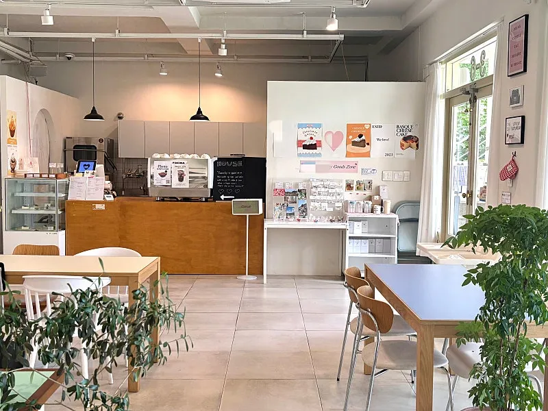 European-Style Commercial-Residential Property for Sale in Sinbang-dong, Cheonan, with a Ground-Floor Shop and Second-Floor Detached House Featuring a Garden and Terrace photo 8