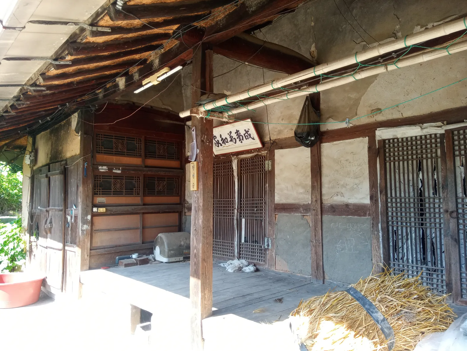 Sale of a Wooden Rural House on Nakdonggang-ro, Nakseo-myeon, Uiryeong photo 4