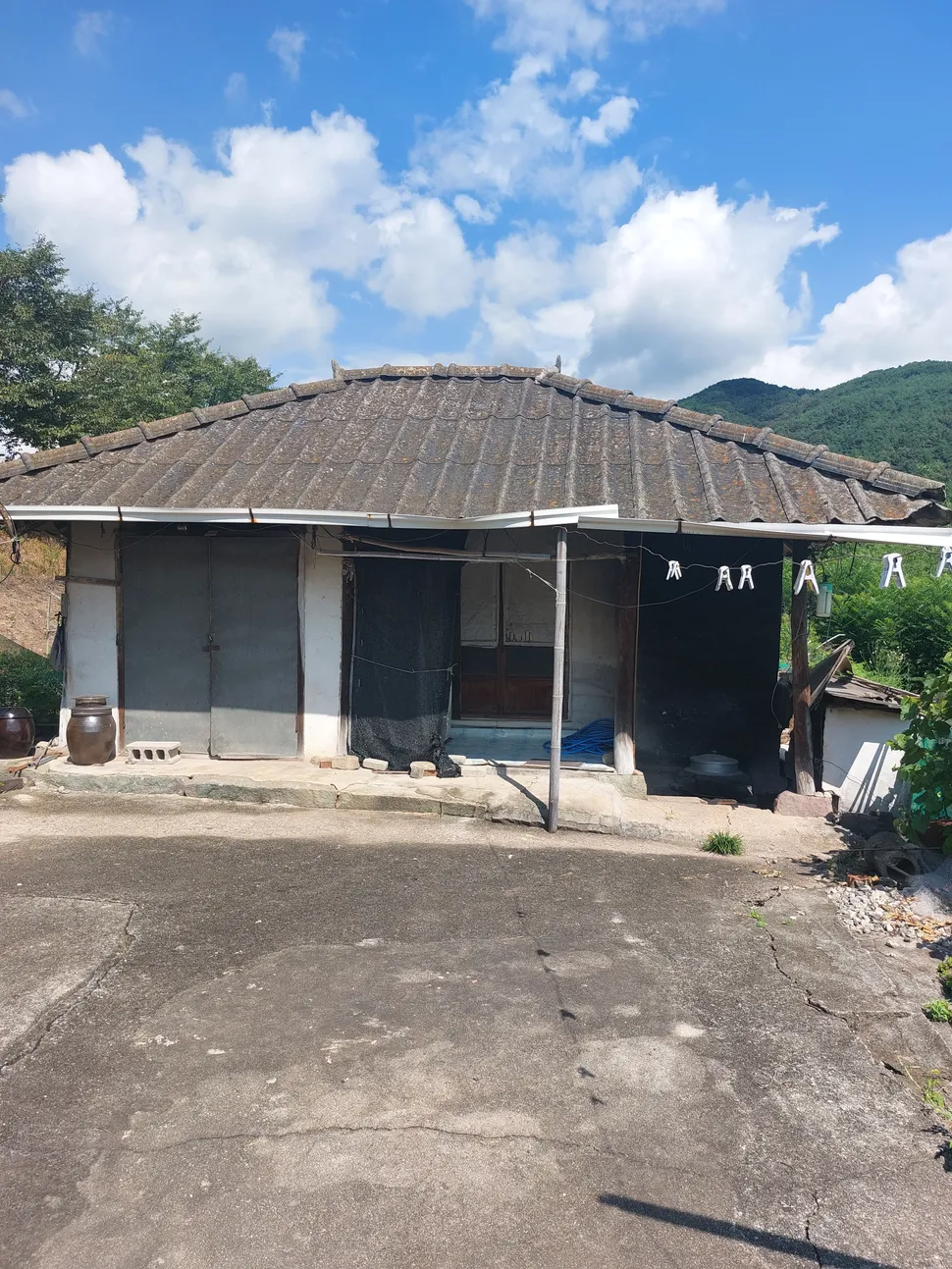 Country House for Sale in Yugok-myeon, Uiryeong, with a Spacious 585-pyeong Garden and Secondary House photo 4