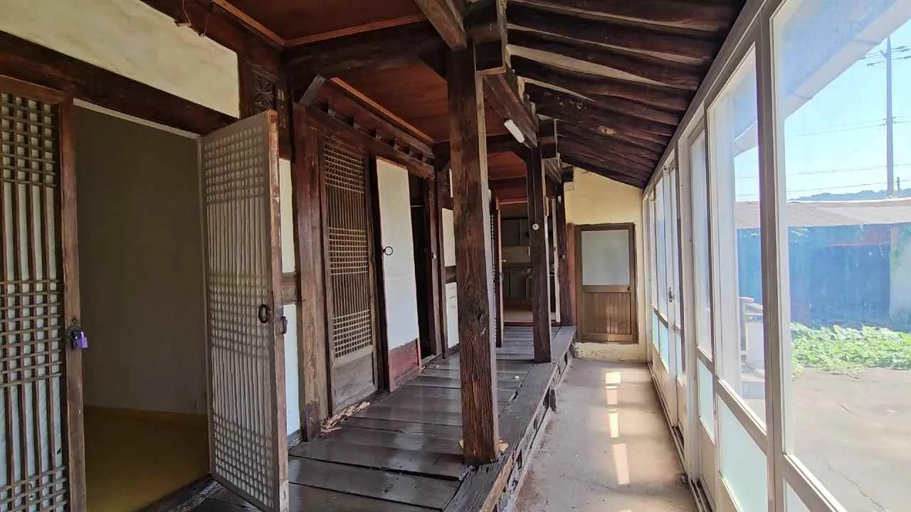 Rural House for Sale in Namhae-gun with Vehicle Access, 220 Pyeong of Land photo 2