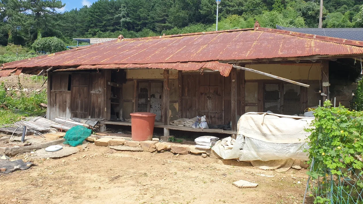 Namhae Country House with Farmland at Its Doorstep photo 4