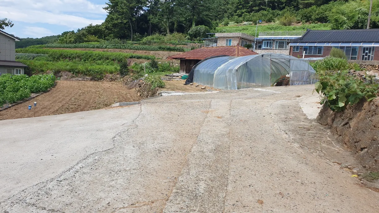 Namhae Country House with Farmland at Its Doorstep photo 6