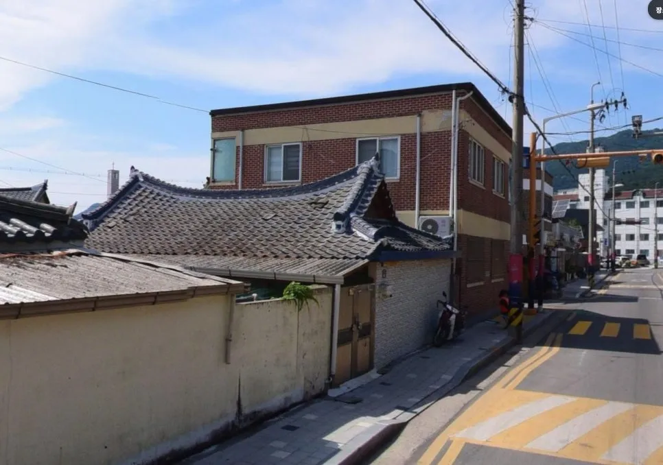 Hanok for Sale in Front of a School photo 3