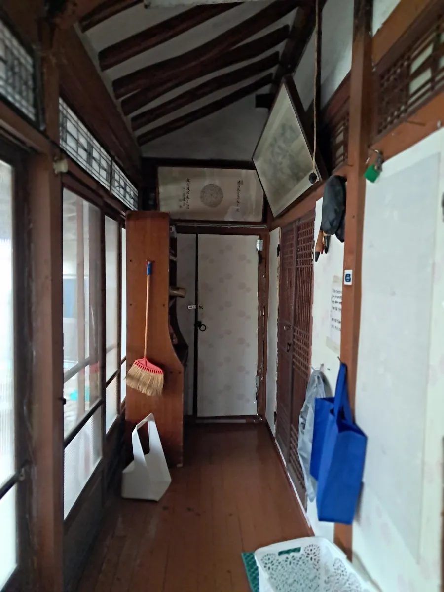 Hanok for Sale in Front of a School photo 2