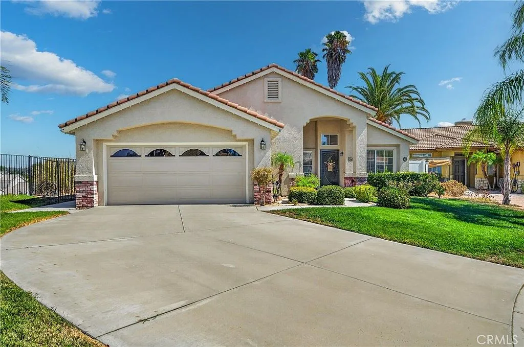 Single-Family Home for Sale at 44682 Labeta Circle, Temecula, CA 92592 photo 3