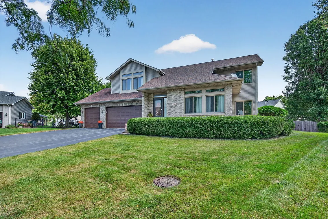312 Badger Ct, Oswego, IL 60543 | Move-In Ready Single-Family Home photo 2