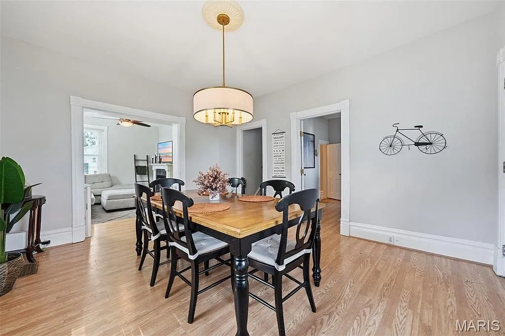 1907 St. Louis Home with 4 Bedrooms and Detached Garage photo 5