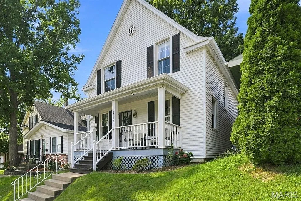 1907 St. Louis Home with 4 Bedrooms and Detached Garage photo 2