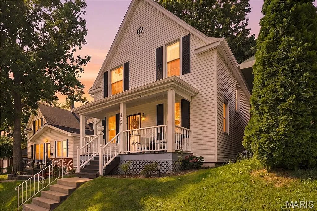 1907 St. Louis Home with 4 Bedrooms and Detached Garage photo 3