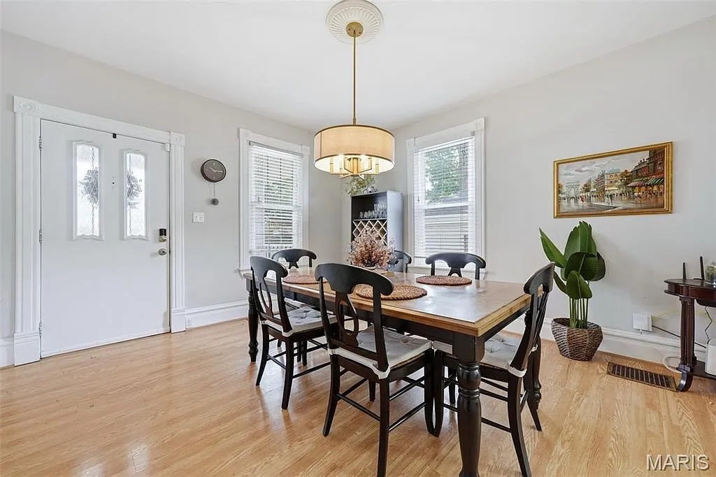 1907 St. Louis Home with 4 Bedrooms and Detached Garage photo 4