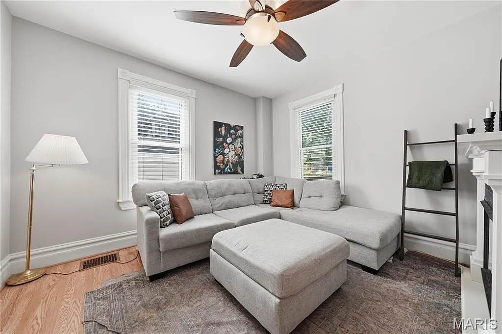 1907 St. Louis Home with 4 Bedrooms and Detached Garage photo 8