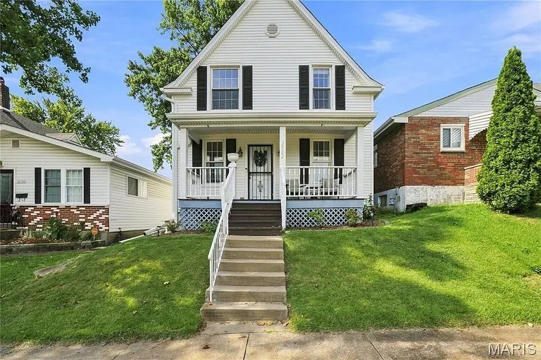 1907 St. Louis Home with 4 Bedrooms and Detached Garage property photo