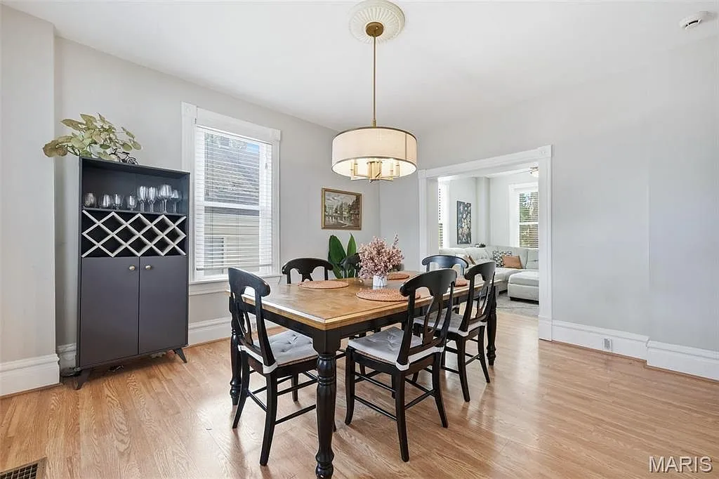 1907 St. Louis Home with 4 Bedrooms and Detached Garage photo 6