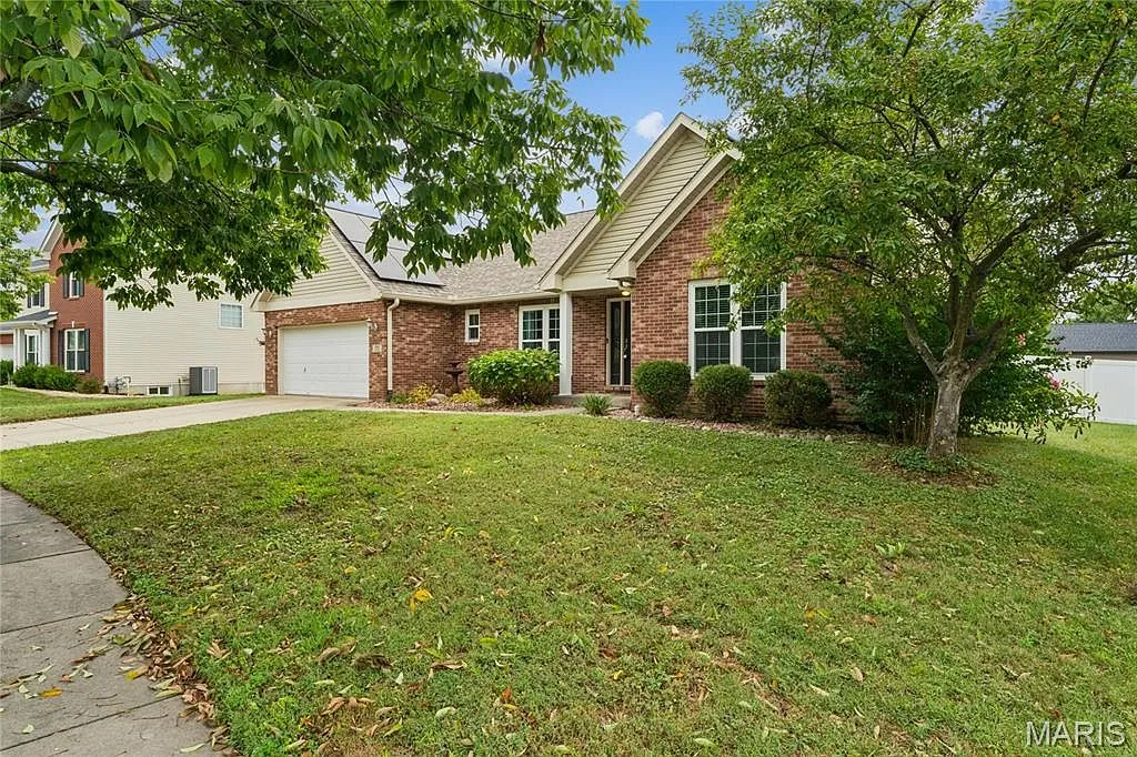 O’Fallon, IL Ranch-Style Home with 5 Bedrooms and 2,590 Sq Ft photo 3