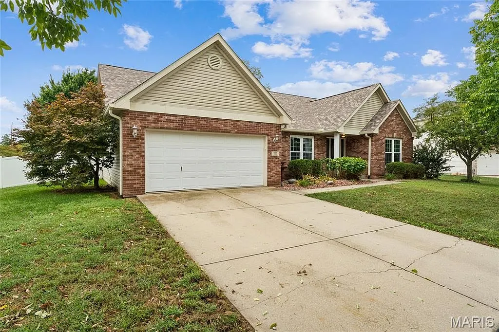 O’Fallon, IL Ranch-Style Home with 5 Bedrooms and 2,590 Sq Ft photo 2