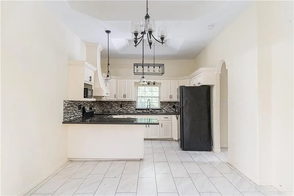 4-Bedroom Detached House for Sale at 2709 Austin Ave, McAllen, TX 78501 photo 4