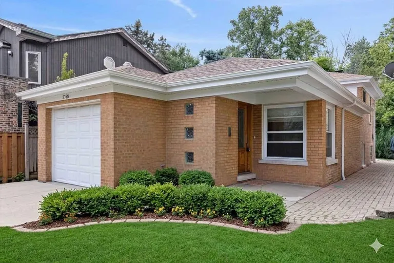Chicago, IL Split-Level Home with 3 Bedrooms in Sauganash property photo