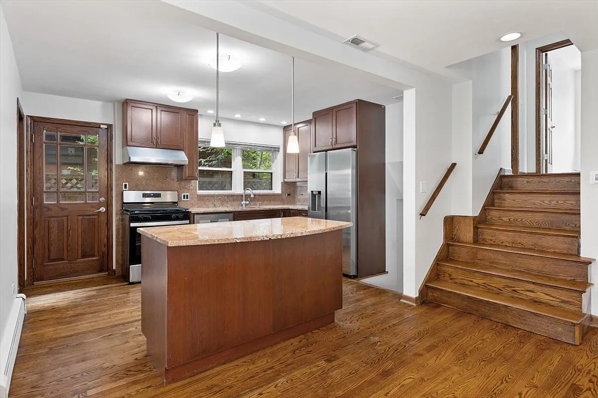 Chicago, IL Split-Level Home with 3 Bedrooms in Sauganash photo 8