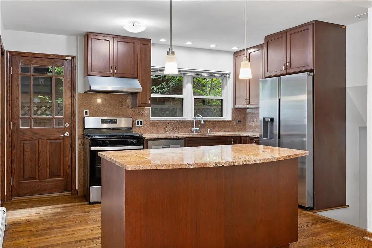 Chicago, IL Split-Level Home with 3 Bedrooms in Sauganash photo 7