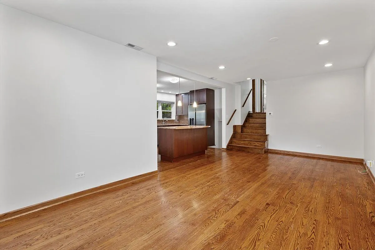 Chicago, IL Split-Level Home with 3 Bedrooms in Sauganash photo 6