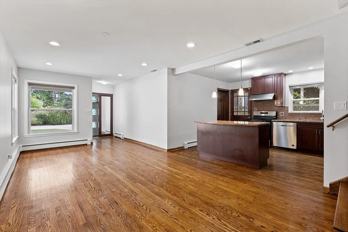 Chicago, IL Split-Level Home with 3 Bedrooms in Sauganash photo 5