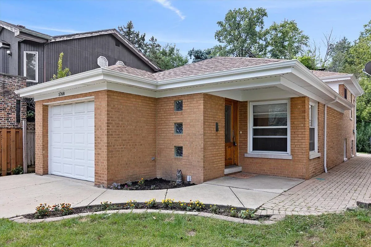 Chicago, IL Split-Level Home with 3 Bedrooms in Sauganash photo 2