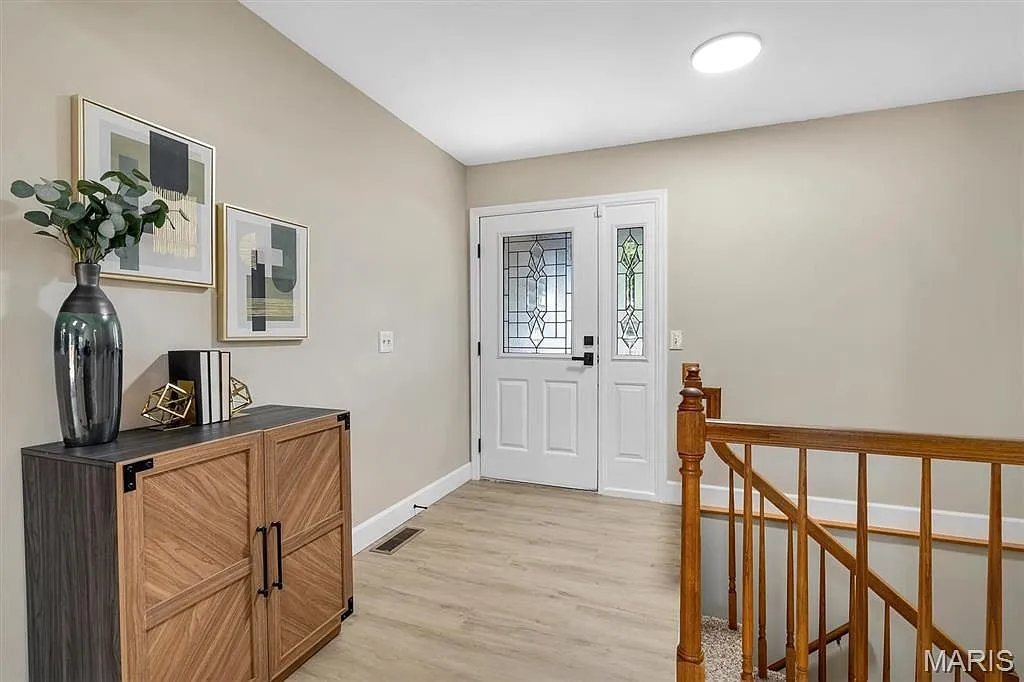 Saint Louis, Missouri Ranch-Style Home with 3 Bedrooms and Walk-Out Lower Level photo 2