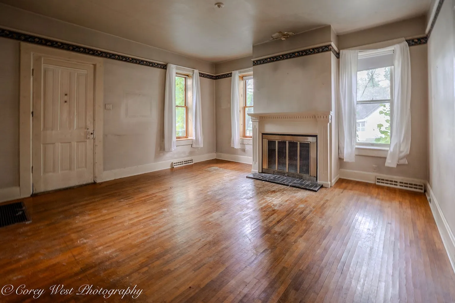 Historic 4-Bedroom Home with 2,242 Sq Ft in Kingston, Illinois photo 3