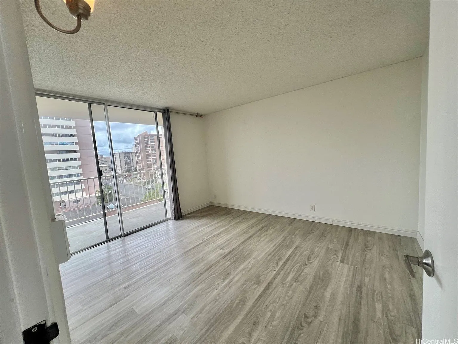 2-Bedroom Condo for Sale at 1420 Victoria St APT 902 in Honolulu, Hawaii photo 6