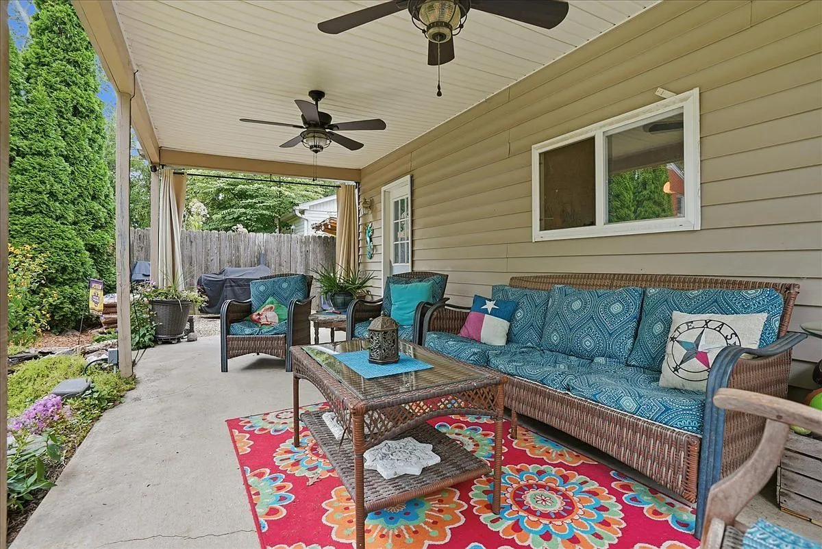Bloomington, IL Founder's Grove 3-Bedroom Colonial Home for Sale photo 6