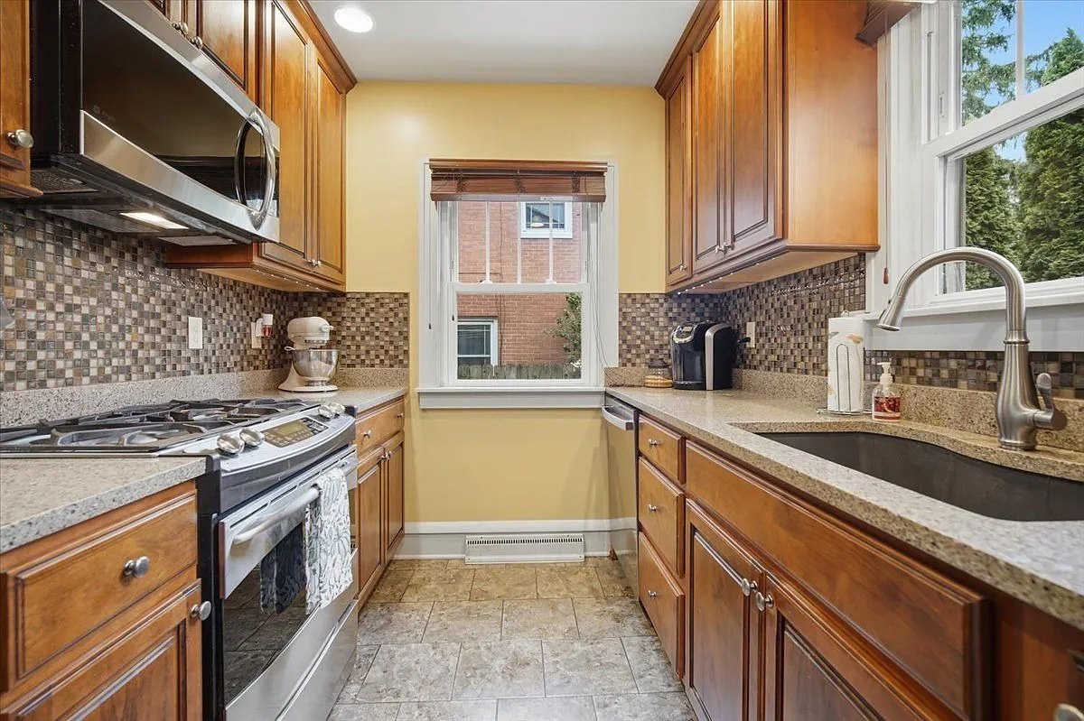 Bloomington, IL Founder's Grove 3-Bedroom Colonial Home for Sale photo 4