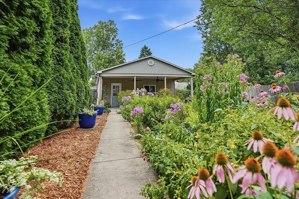 Bloomington, IL Founder's Grove 3-Bedroom Colonial Home for Sale photo 5