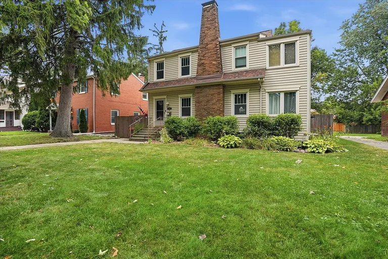 Bloomington, IL Founder's Grove 3-Bedroom Colonial Home for Sale property photo