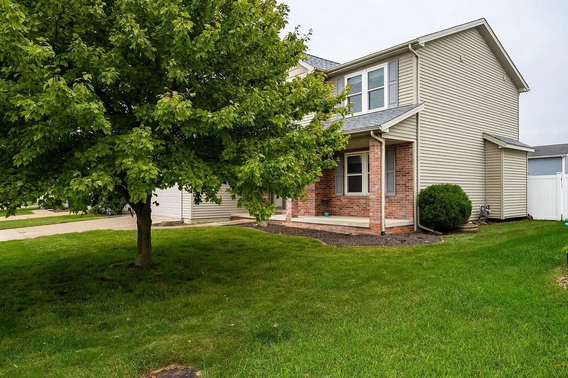 4-Bedroom Home with Finished Basement in Normal, Illinois photo 3