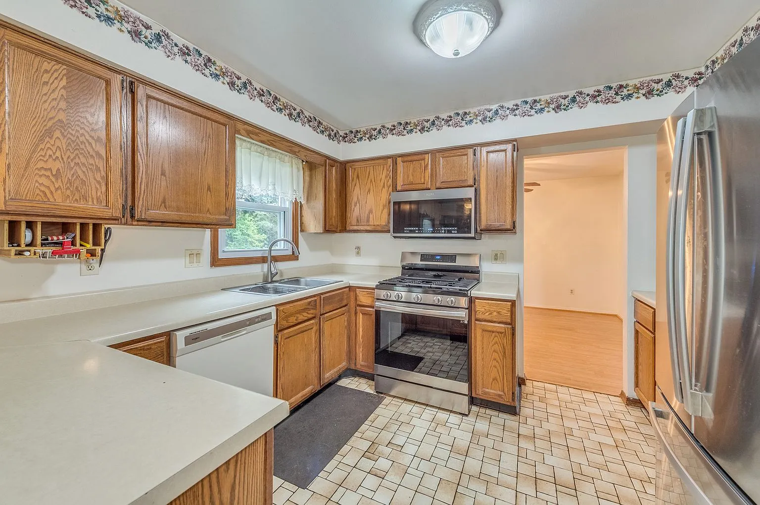 4-Bedroom Home with Fenced Patio in Saint Charles, Illinois photo 9