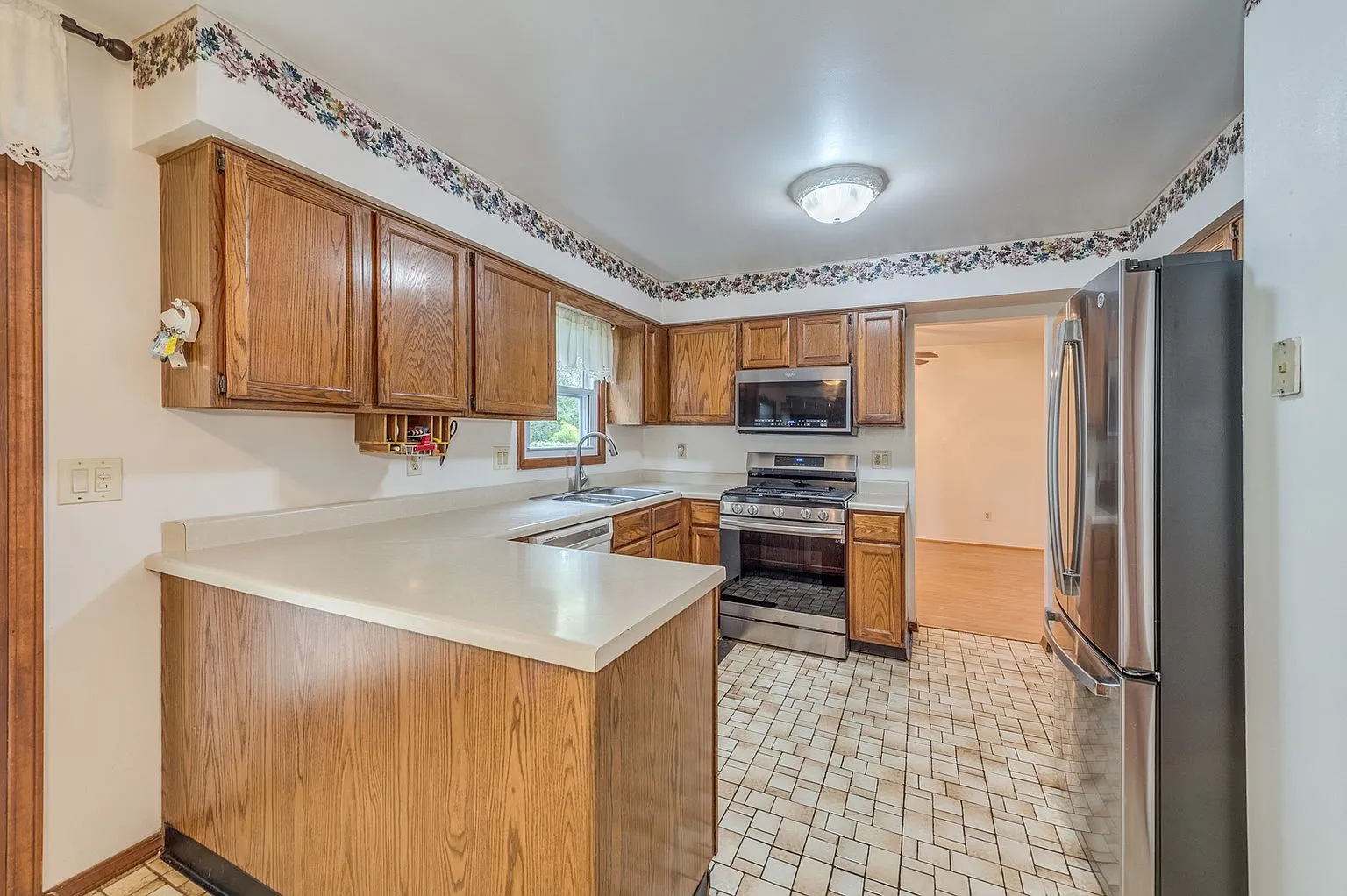 4-Bedroom Home with Fenced Patio in Saint Charles, Illinois photo 10