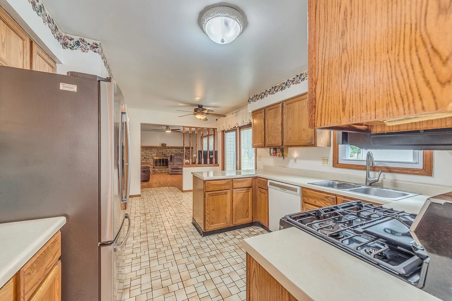 4-Bedroom Home with Fenced Patio in Saint Charles, Illinois photo 8