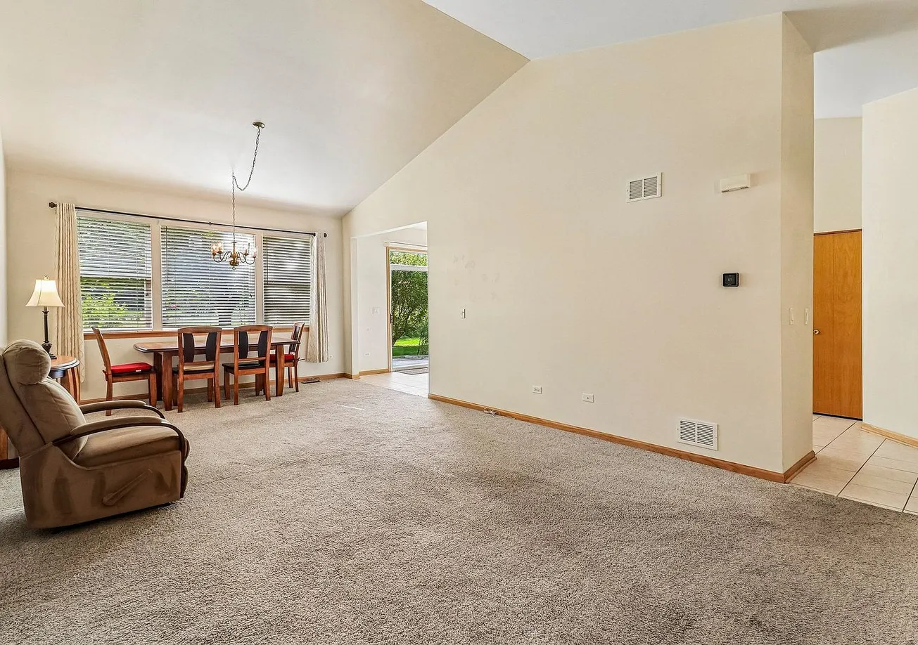 Grayslake, IL Ranch Townhouse for Sale | 2 Bedrooms, 1,276 Sq Ft photo 2