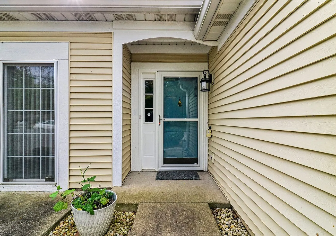 Grayslake, IL Ranch Townhouse for Sale | 2 Bedrooms, 1,276 Sq Ft photo 5
