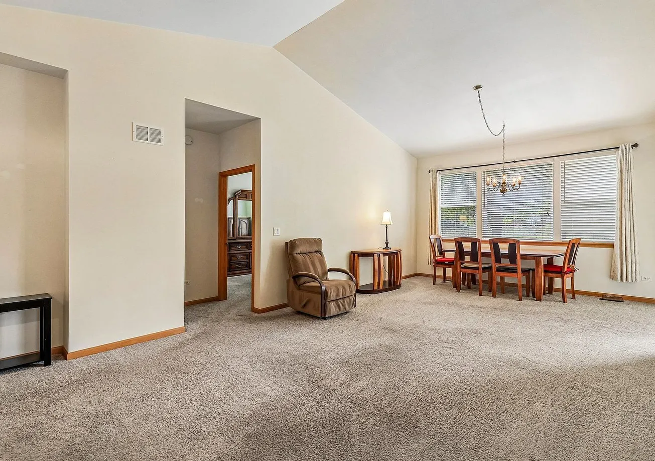 Grayslake, IL Ranch Townhouse for Sale | 2 Bedrooms, 1,276 Sq Ft photo 9