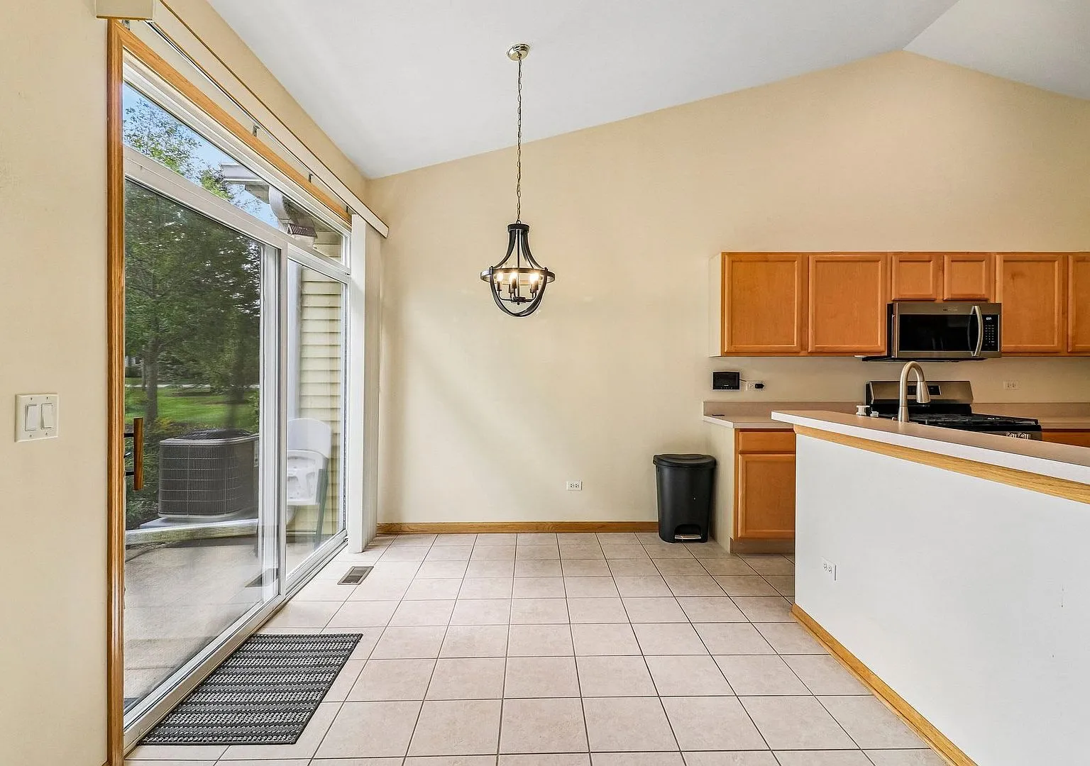 Grayslake, IL Ranch Townhouse for Sale | 2 Bedrooms, 1,276 Sq Ft photo 4