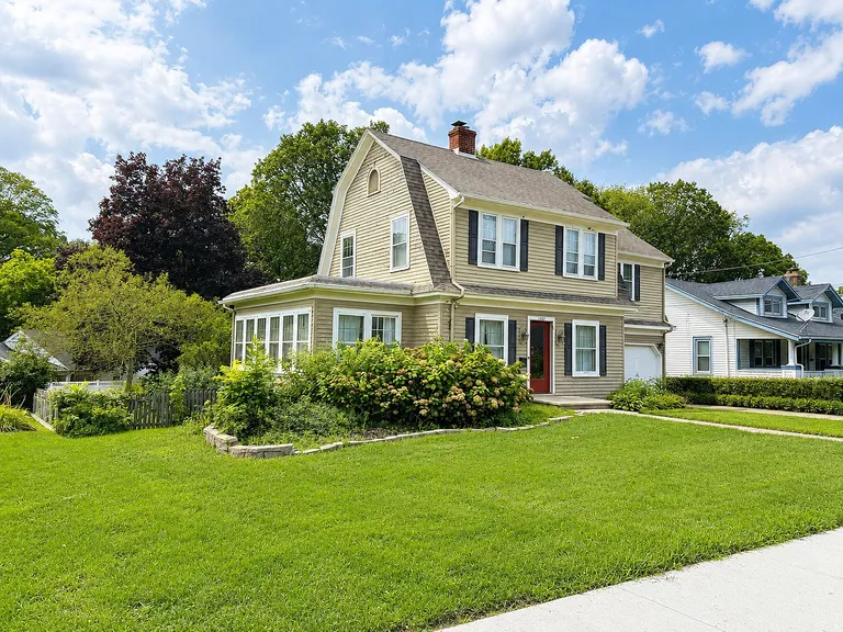4-Bedroom Home for Sale in Freeport, IL with 2,094 Sq Ft property photo