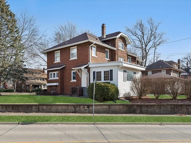 Moline, IL Brick Colonial Revival Home with 3 Bedrooms and Sunrooms photo 6