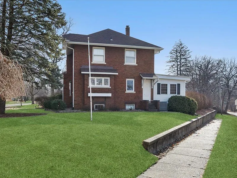 Moline, IL Brick Colonial Revival Home with 3 Bedrooms and Sunrooms photo 5