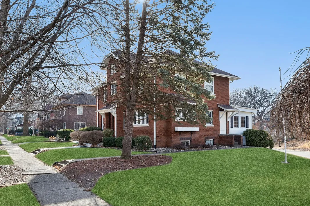 Moline, IL Brick Colonial Revival Home with 3 Bedrooms and Sunrooms photo 2