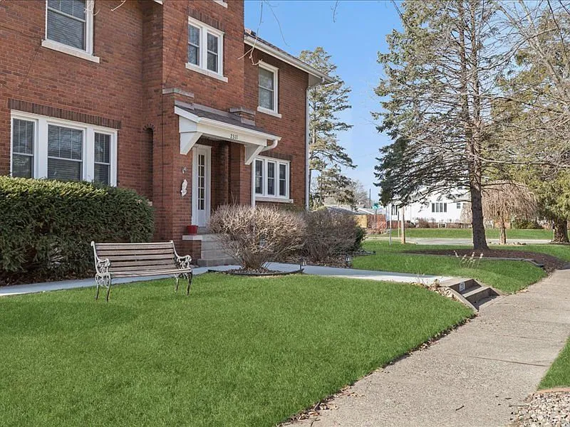 Moline, IL Brick Colonial Revival Home with 3 Bedrooms and Sunrooms photo 10